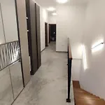 4-bedrooms Luxury Very Close To Lift Apartment *