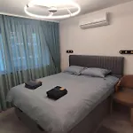 4-bedrooms Luxury Very Close To Lift Apartment *