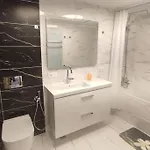 4-bedrooms Luxury Very Close To Lift Apartment *