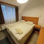 4-bedrooms Luxury Very Close To Lift Apartment