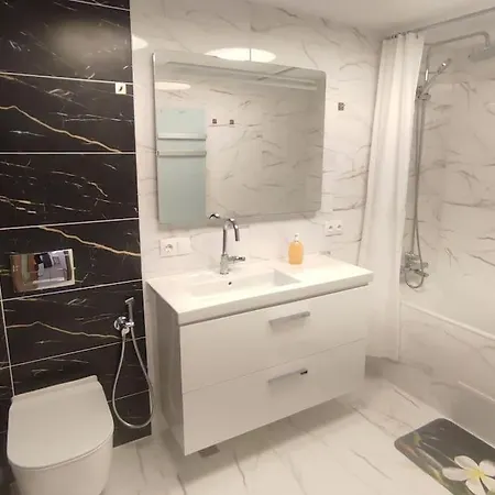 4-bedrooms Luxury Very Close To Lift Apartament *