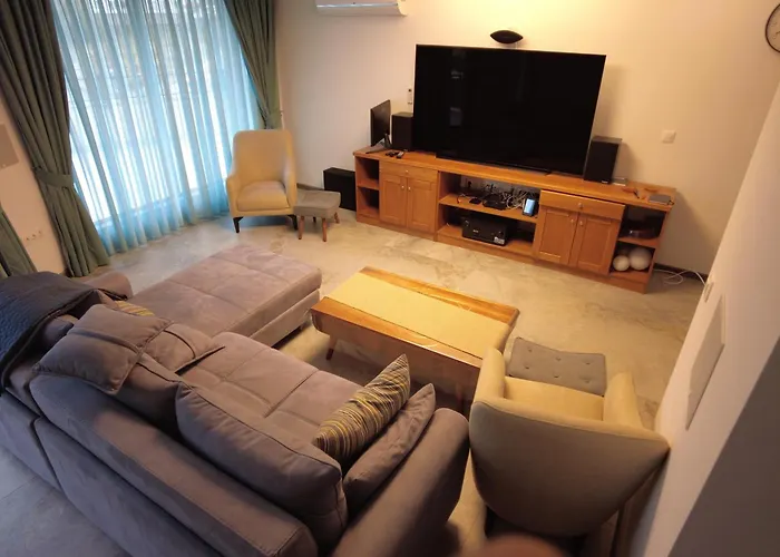 4-bedrooms Luxury Very Close To Lift Apartment *