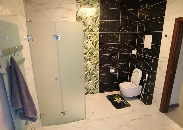 4-bedrooms Luxury Very Close To Lift Apartment *