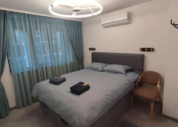 4-bedrooms Luxury Very Close To Lift Apartment *