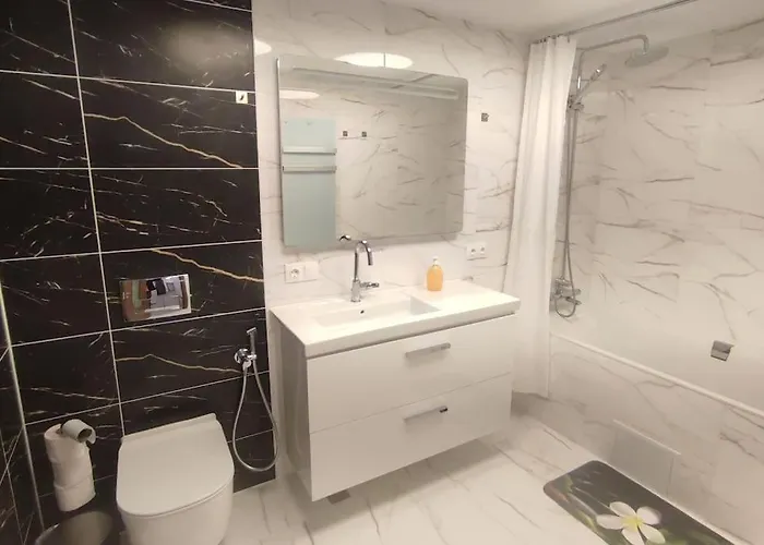 4-bedrooms Luxury Very Close To Lift Apartment *