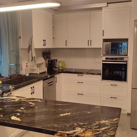 4-bedrooms Luxury Very Close To Lift Апартаменти