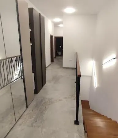 4-bedrooms Luxury Very Close To Lift Апартаменти *