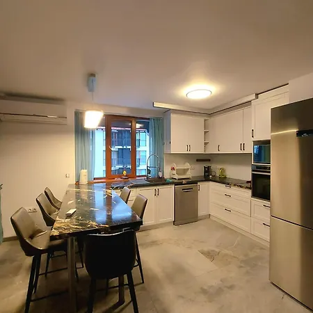 4-bedrooms Luxury Very Close To Lift Апартаменти