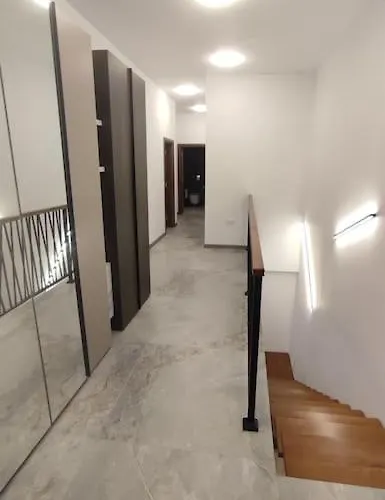 4-bedrooms Luxury Very Close To Lift Апартамент *