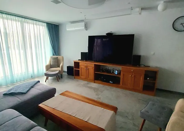 4-bedrooms Luxury Very Close To Lift *