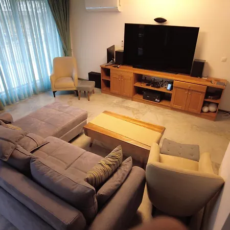 4-bedrooms Luxury Very Close To Lift Διαμέρισμα *