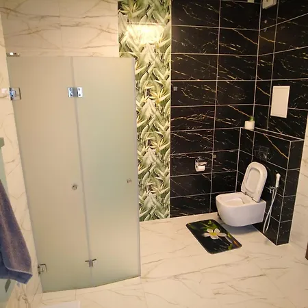 4-bedrooms Luxury Very Close To Lift Διαμέρισμα *