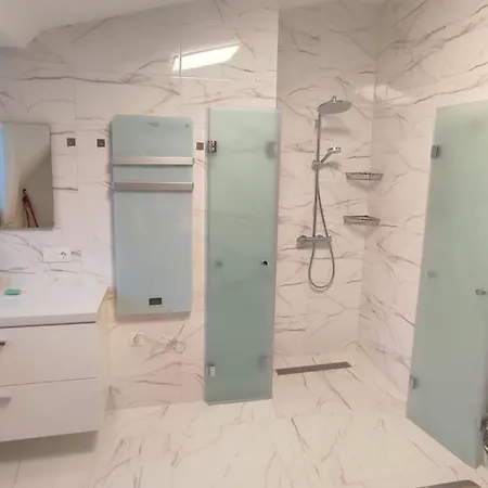 4-bedrooms Luxury Very Close To Lift
